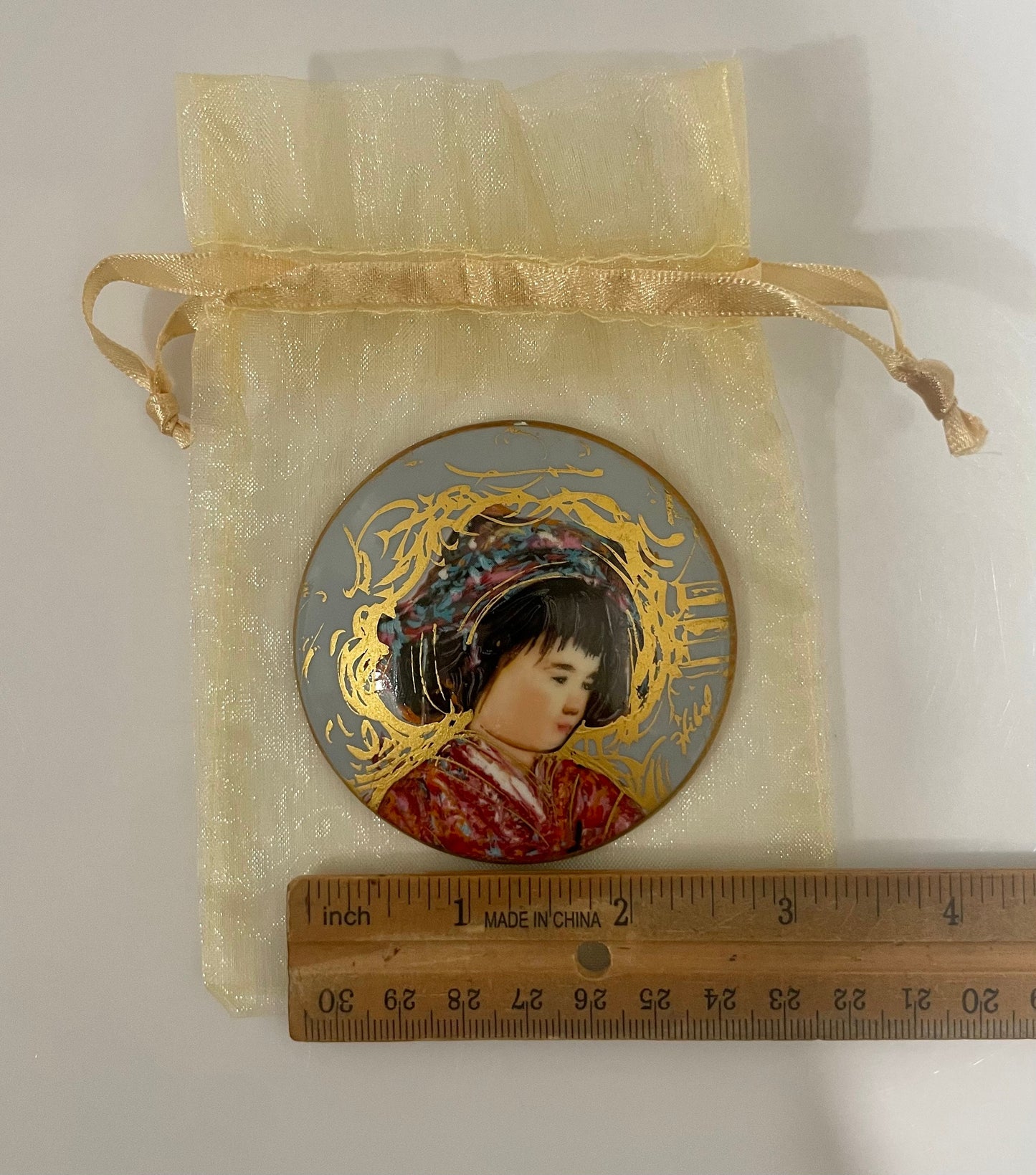 Paperweights Edna Hibel "Uta" Geisha Edition 2000
