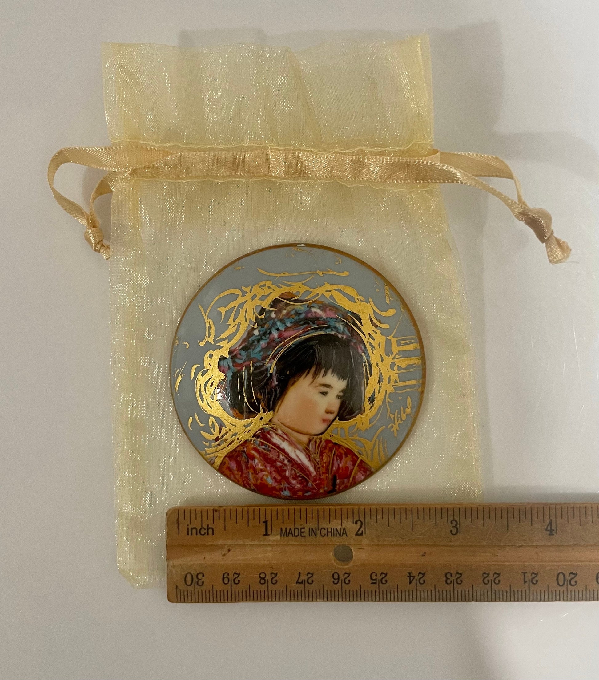 Paperweights Edna Hibel "Uta" Geisha Edition 2000