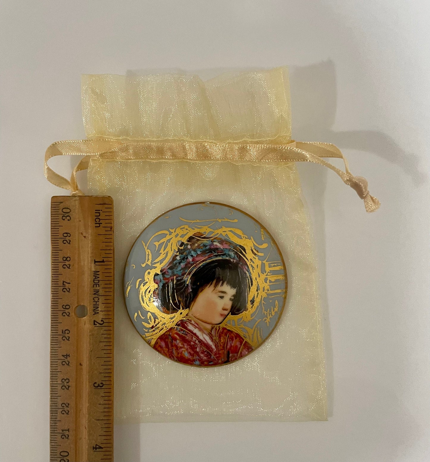 Paperweights Edna Hibel "Uta" Geisha Edition 2000